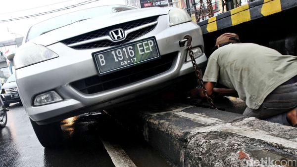 Honda City Tersangkut Pembatas Jalan