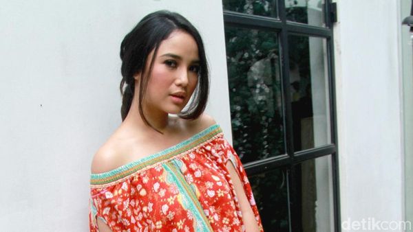 Chacha Frederica Bergaya Dengan Batik Rancangannya