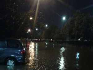 Banjir Sepinggang Orang Dewasa Masih Menggenang di Jl TB Simatupang