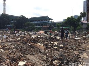 Penertiban di Pulomas Selesai, Warga Punguti Puing-puing