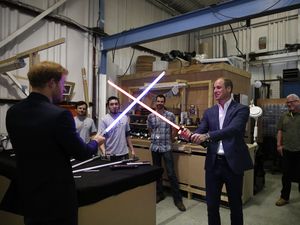 Kunjungi Set Star Wars, Pangeran William dan Harry Duel Lightsaber