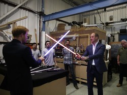 Kunjungi Set Star Wars, Pangeran William dan Harry Duel Lightsaber