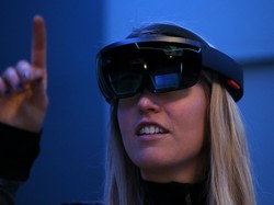 Kegilaan HoloLens: Boyong Mesin Pesawat ke Ruang Kelas!
