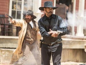 Melihat Penampilan Denzel Washington Bagai Koboi