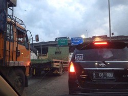 Lalu Lintas di Tol JORR Minta Ampun!