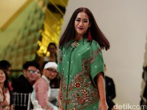 Foto: Gaya Eksentrik Nia Dinata Padukan Dress Batik dengan Boots Foto: Gaya Eksentrik Nia Dinata Padukan Dress Batik dengan Boots