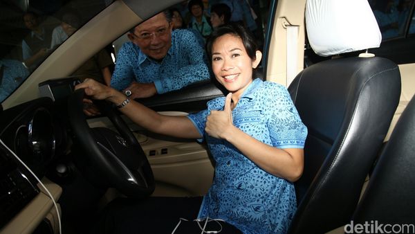 Blue Bird Peringati Hari Kartini