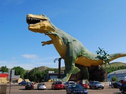 Rawr! Penampakan Patung Dinosaurus Paling Besar di Dunia