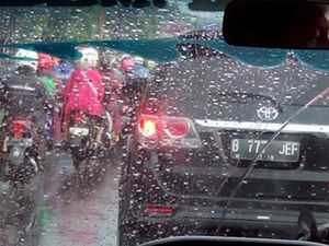 Pertigaan Hek Arah Kramatjati Macet Total, Pemotor Masuk Tol Taman Mini