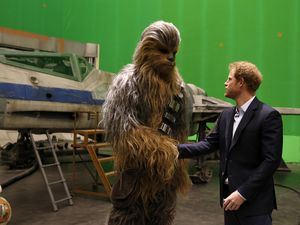 Chewie Tampak Berbeda dalam Versi Manga Star Wars Chewie Tampak Berbeda dalam Versi Manga Star Wars