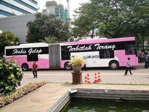 Ahok Luncurkan Bus Pinky Khusus Wanita di Hari Kartini