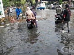 Air Menggenang di Ruas Jalan di Mangga Dua, Pejalan Kaki Gulung Celana