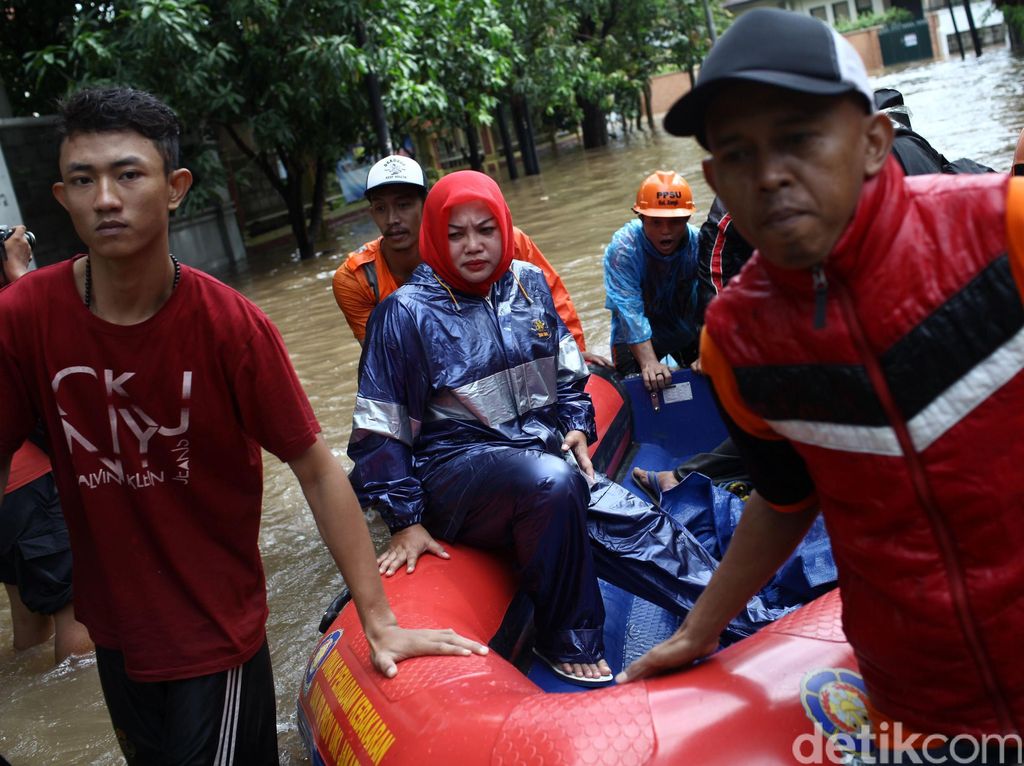Korban Banjir Dievakuasi dengan Perahu Karet Korban Banjir Dievakuasi dengan Perahu Karet