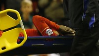 Divock Origi harus mengakhiri laga lebih cepat karena cedera. Reuters/Andrew Yates.