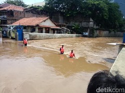Cerita Saksi yang Melihat 2 Pekerja Bangunan Hanyut di Kali Krukut
