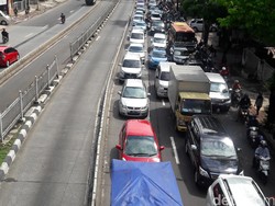 Efek Banjir, Buncit ke Pejaten Macet Panjang