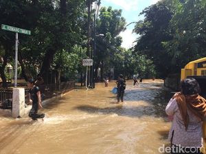 Begini Penampakan Banjir di Dekat Rumah Wanita Emas di Kemang