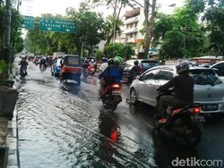 Jelang Petang, Genangan Air di Depan PN Jakpus Berangsur Surut