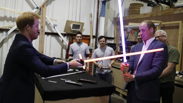 Duel Lightsaber Pangeran William dan Pangeran Harry