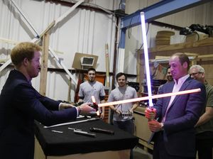 Duel Lightsaber Pangeran William dan Pangeran Harry
