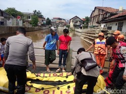 2 Pekerja Bangunan Hanyut Tersapu Arus di Kali Krukut Mampang