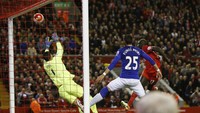 Mamadou Sakho menjebol gawang Everton melalui tandukan kepala. Reuters/Andrew Yates.