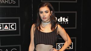 Charli XCX Pamer Perut Seksi