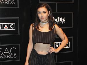 Charli XCX Pamer Perut Seksi