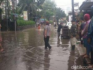 Akses Menuju Kemang dari Mampang Prapatan Ditutup Karena Banjir