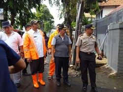 Jl Kartini dan Gunung Sahari Macet Akibat Genangan Air