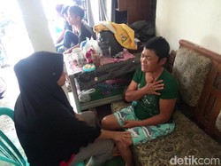 Pencarian 2 Pekerja di Kali Krukut Belum Berhasil, Sang Ibu Terus Menangis