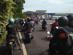 Imbas Banjir di Kp Makassar, dan Pemotor pun Diarahkan Masuk ke Tol