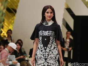 Foto: 10 Kartini Masa Kini Tebar Pesona di Catwalk