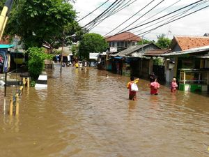 Banjir di Depan Pasar Buncit Masih Sekitar 1 Meter