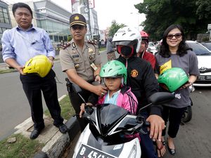 Jangan Egois, Bonceng Anak Juga Harus Pakai Helm Jangan Egois, Bonceng Anak Juga Harus Pakai Helm
