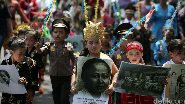 Anak-Anak TK Pawai Hari Kartini