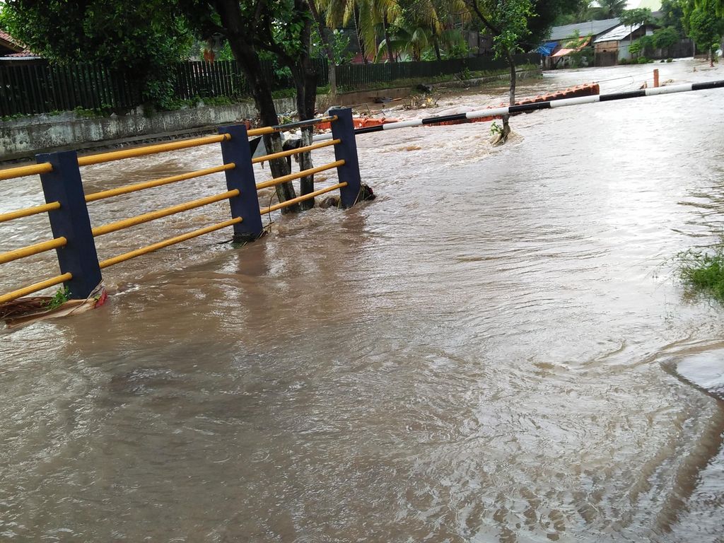 Kali Molek Meluap, Jalan Pondok Gede Raya Banjir Kali Molek Meluap, Jalan Pondok Gede Raya Banjir