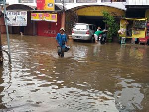Banjir di Depan Pasar Buncit di Kemang Utara IX Perlahan Surut