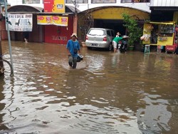 Banjir di Depan Pasar Buncit di Kemang Utara IX Perlahan Surut