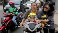 Aksi Bagi-bagi Helm di Duren Sawit