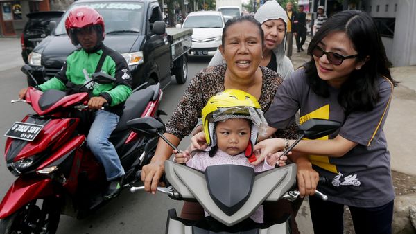 Aksi Bagi-bagi Helm di Duren Sawit