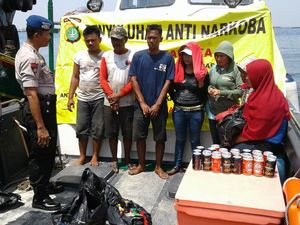 Polair Polda Metro Amankan Penjual Miras di Atas Perahu