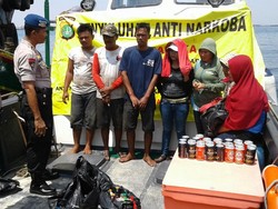 Polair Polda Metro Amankan Penjual Miras di Atas Perahu