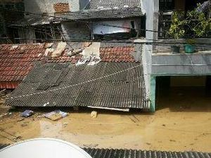 Tanggul Jebol, Perumahan di Jatiasih Bekasi Banjir 2 Meter