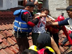 Aksi Polisi Selamatkan Ibu Hamil yang Terjebak Banjir di Pondok Gede