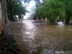 Banjir Menyergap Warga Pela Mampang Jaksel, Air Sampai Setinggi 1 Meter