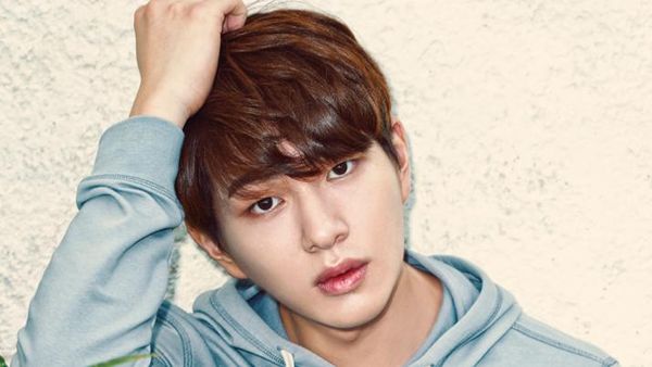 Gaya Santai Onew SHINee Pemotretan Majalah di Bali