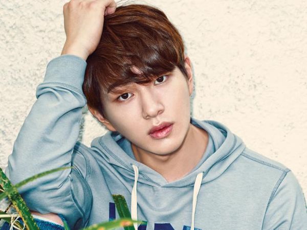 Gaya Santai Onew SHINee Pemotretan Majalah di Bali