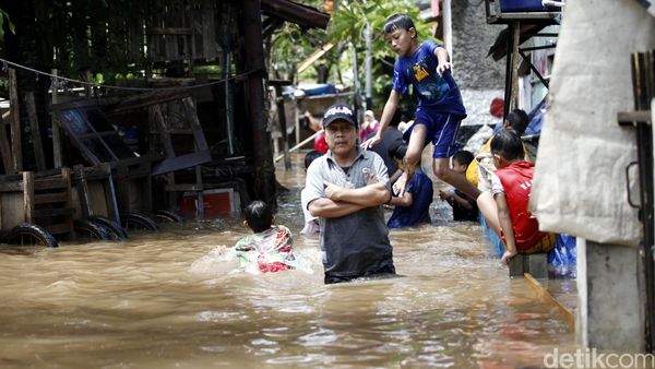 Banjir Merendam Kampung Kalibata Pulo