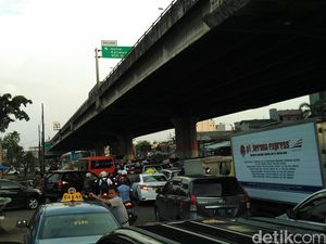 Jalan Yos Sudarso ke Arah Cawang Jakarta Timur Macet Parah!
